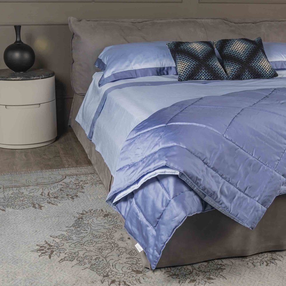 Completo lenzuola luxury in raso 300 fili azzurro pervinca